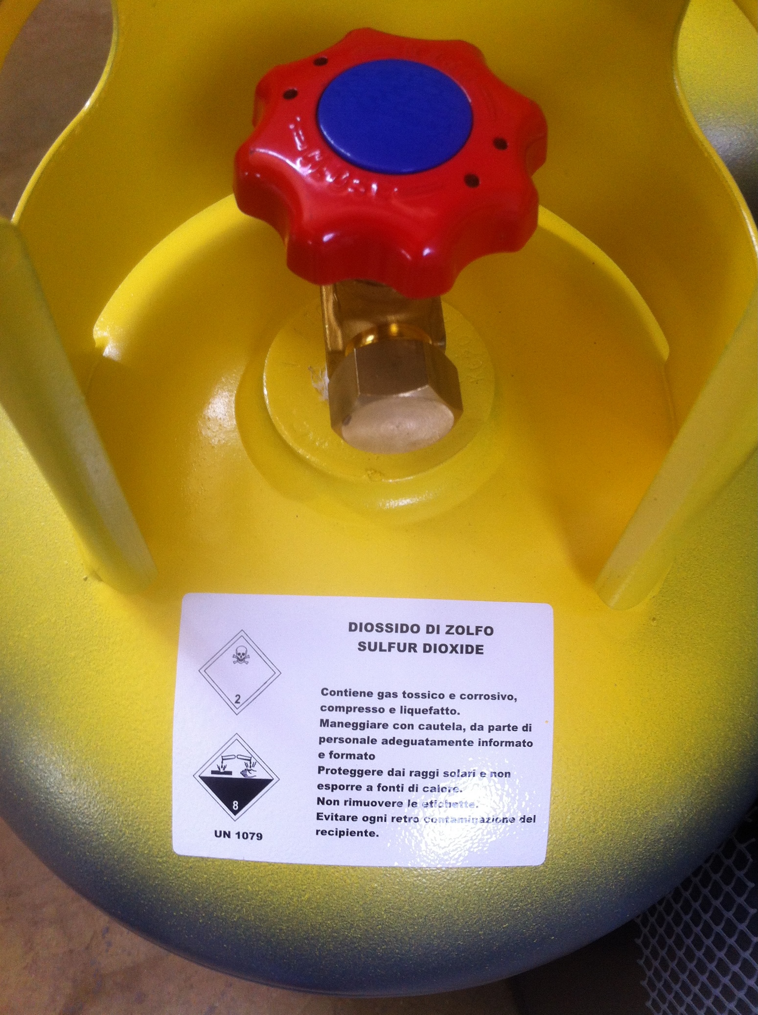 Loading a T50 ISO tank with liquid sulphur dioxide at the FASA plant